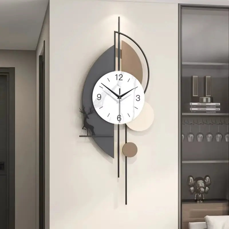 Horloge murale  artistique gris et beige avec décor cerf intégré 75 cm