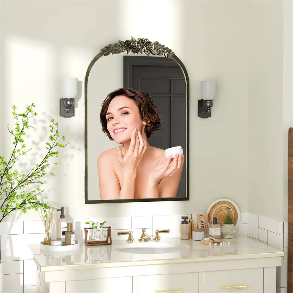 Grand miroir mural baroque doré avec roses sculptées