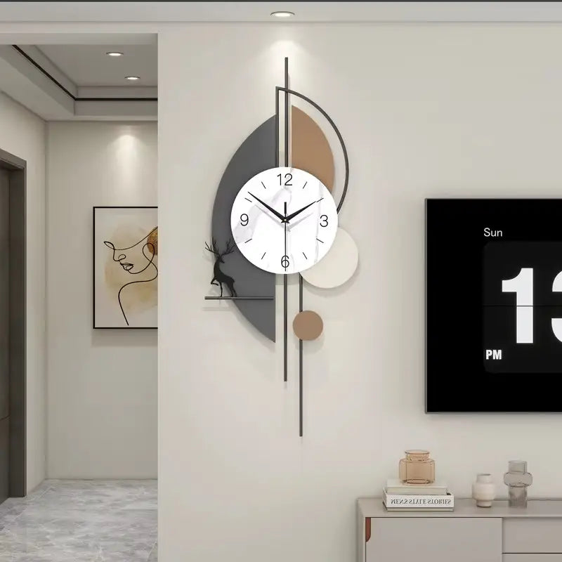 Horloge murale  artistique gris et beige avec décor cerf intégré 75 cm