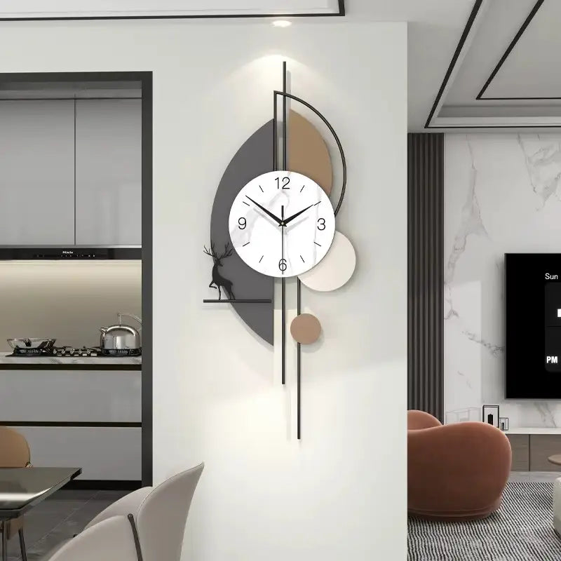 Horloge murale  artistique gris et beige avec décor cerf intégré 75 cm