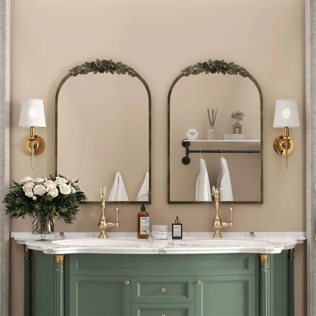 Grand miroir mural baroque doré avec roses sculptées