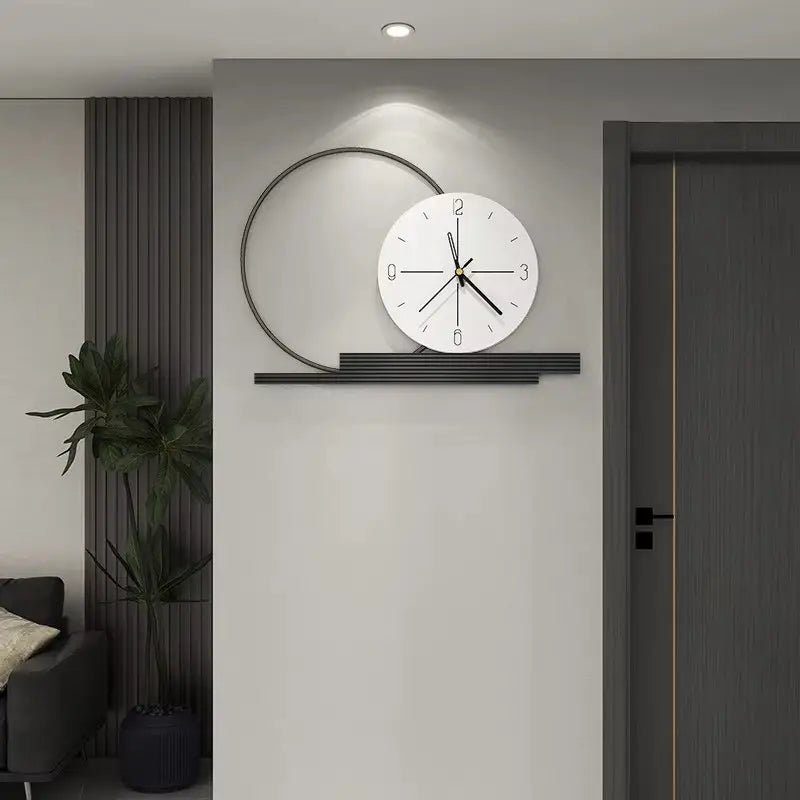 Horloge murale minimaliste avec étagère intégrée et anneau ouvert 52 cm