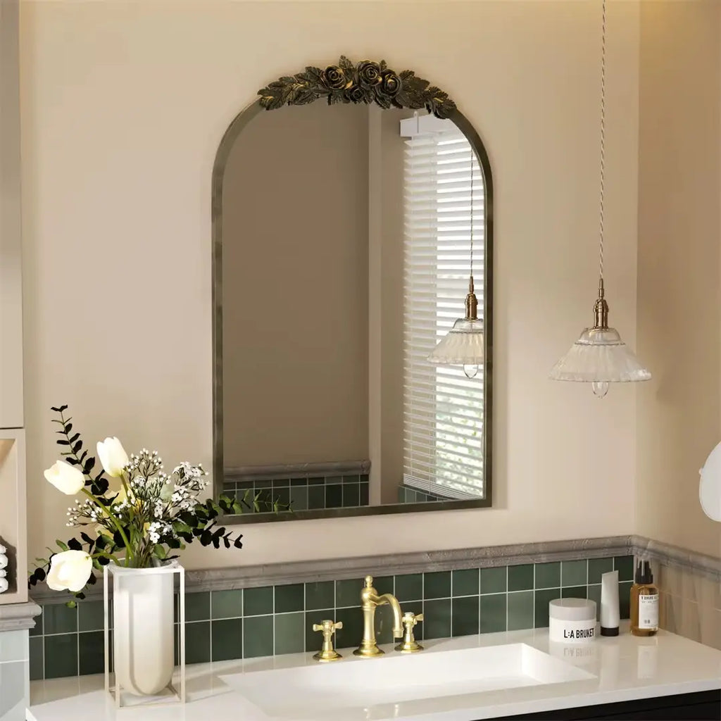 Grand miroir mural baroque doré avec roses sculptées